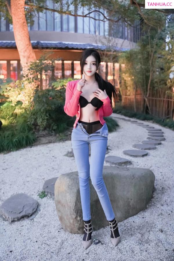   [XiuRen]高清写真图 2024.02.08 No.8091 龙雪儿 牛仔裤美臀第24张图片